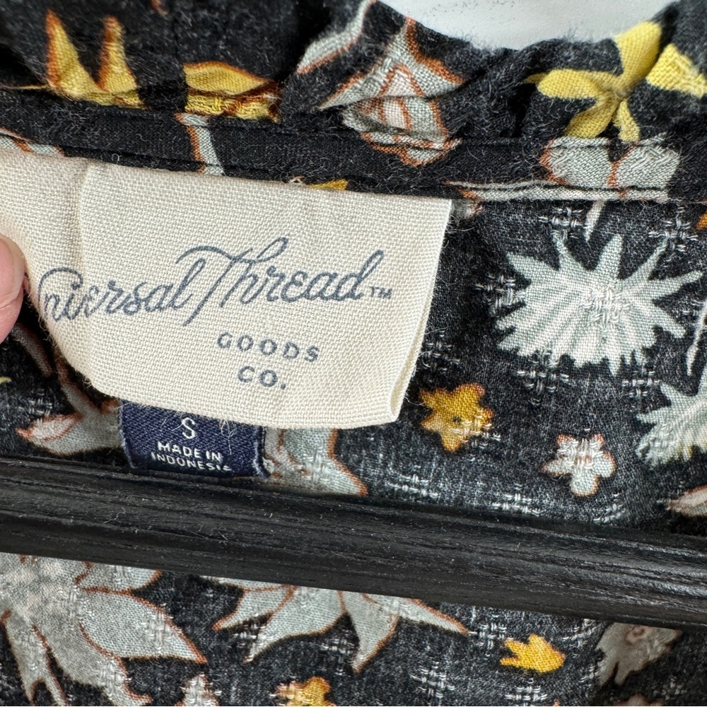 Universal Thread Black Floral Wrap Top Women’s Size Small - Picture 4 of 5